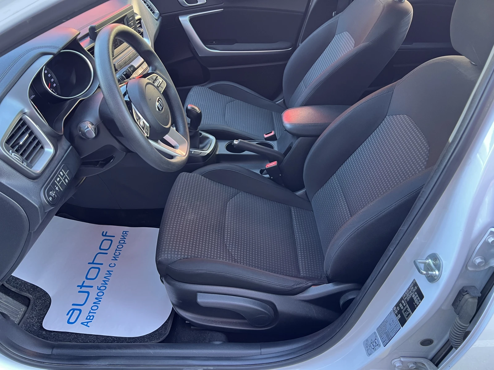 Kia Ceed LX/1.6CRDi/116k.c./6MT, снимка 8 - Автомобили и джипове - 54450227