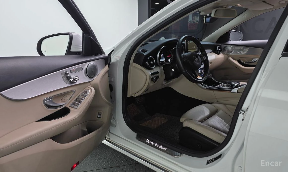 Mercedes-Benz C 300, снимка 10 - Автомобили и джипове - 55402288