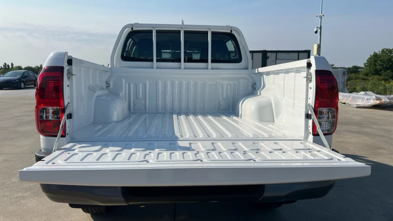 Toyota Hilux 2.8 D-4D MT COMFORT, снимка 13 - Автомобили и джипове - 52215905