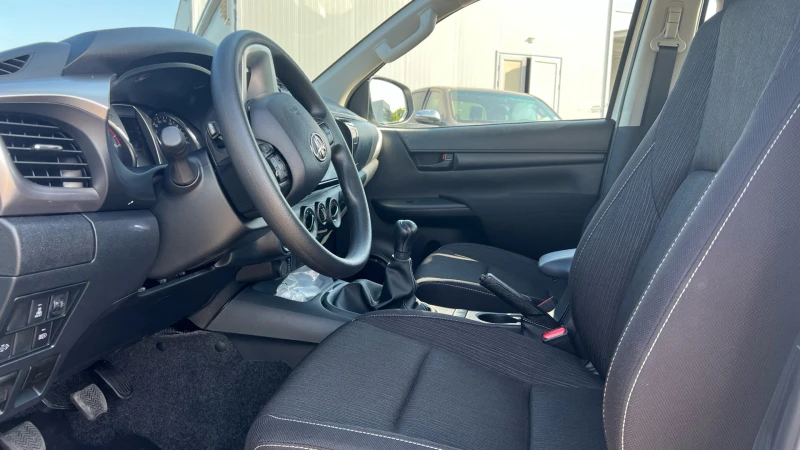 Toyota Hilux 2.8 D-4D MT COMFORT, снимка 10 - Автомобили и джипове - 52215905