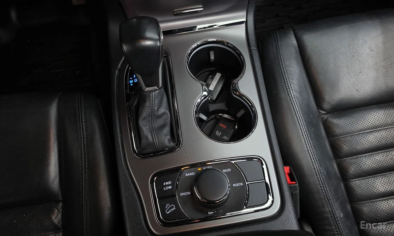 Jeep Grand cherokee 3.6* V6* 8ZF* ПОДГРЕВ* КАМЕРА* КЕЙЛЕС* ПАНОРАМА* , снимка 11 - Автомобили и джипове - 56160636