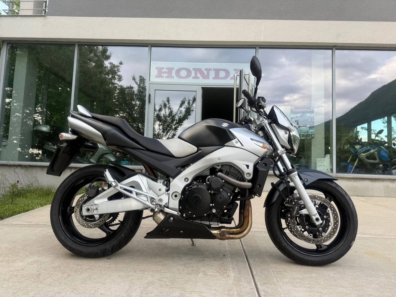 Suzuki Gsr PERFEKTEN 33000 km !!!, снимка 1