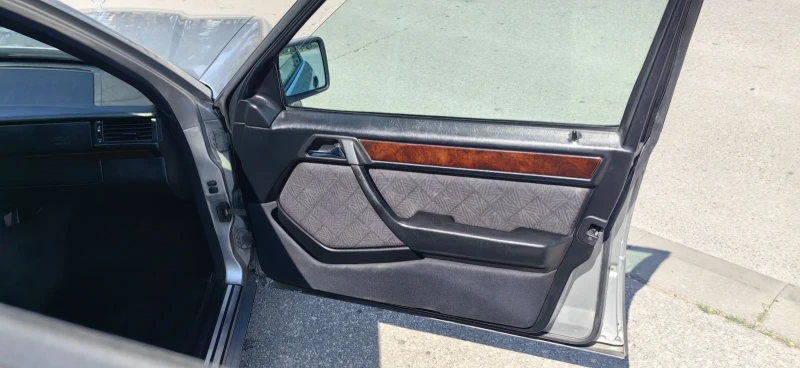 Mercedes-Benz 124 2.0Е, снимка 12 - Автомобили и джипове - 52299674