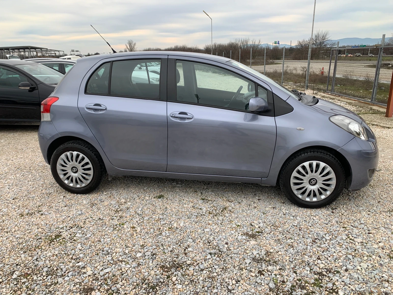Toyota Yaris 1.0benzi/feslif - изображение 3