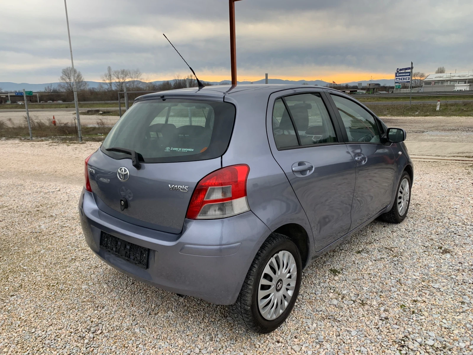 Toyota Yaris 1.0benzi/feslif - изображение 4