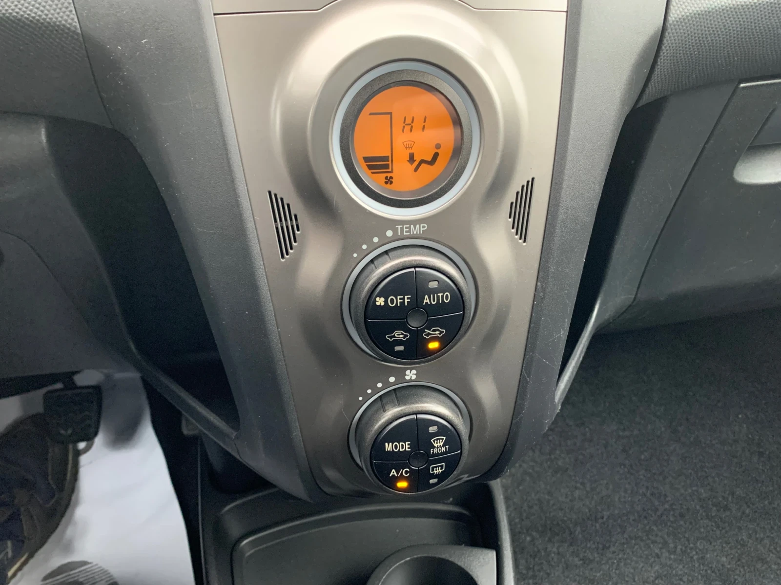 Toyota Yaris 1.0benzi/feslif - изображение 9