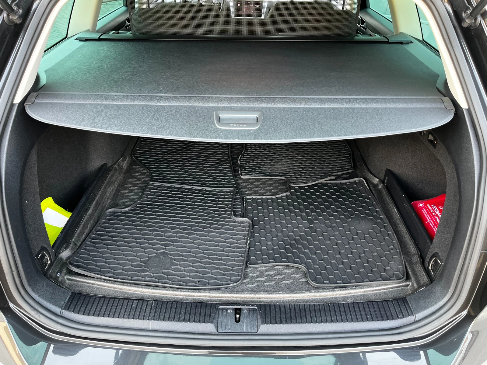 VW Passat TDI 190к.с. 4-MOTION, R-LINE, 8 джанти с гуми, снимка 15 - Автомобили и джипове - 53894093