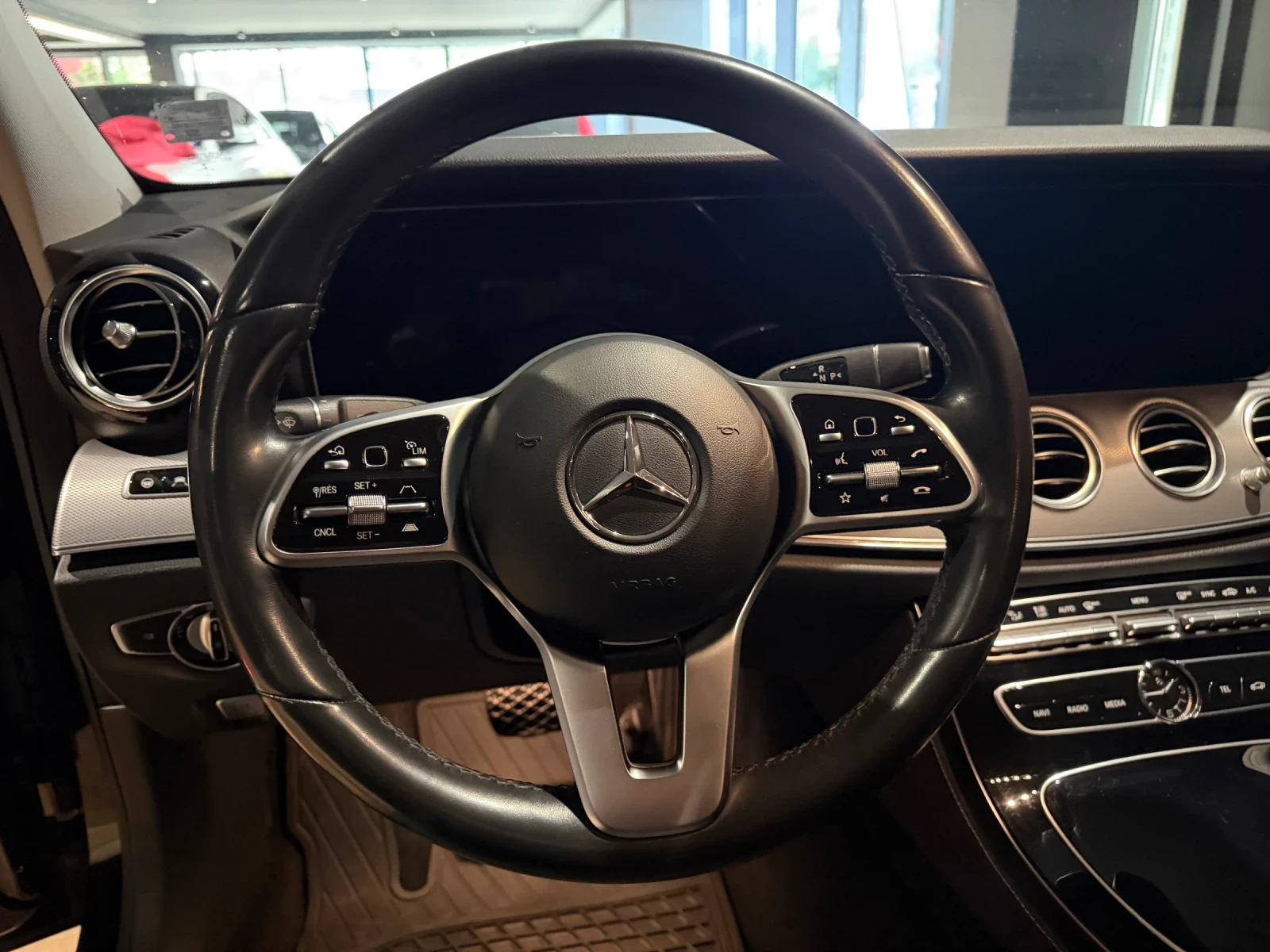 Mercedes-Benz E 220 4M AMG, снимка 9 - Автомобили и джипове - 54790578