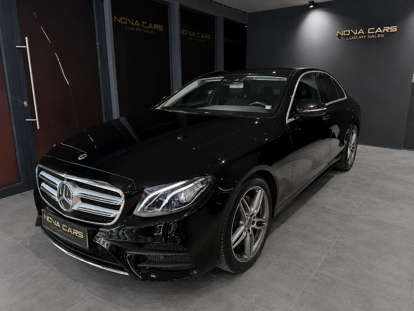 Mercedes-Benz E 220 4M AMG, снимка 1 - Автомобили и джипове - 54790578