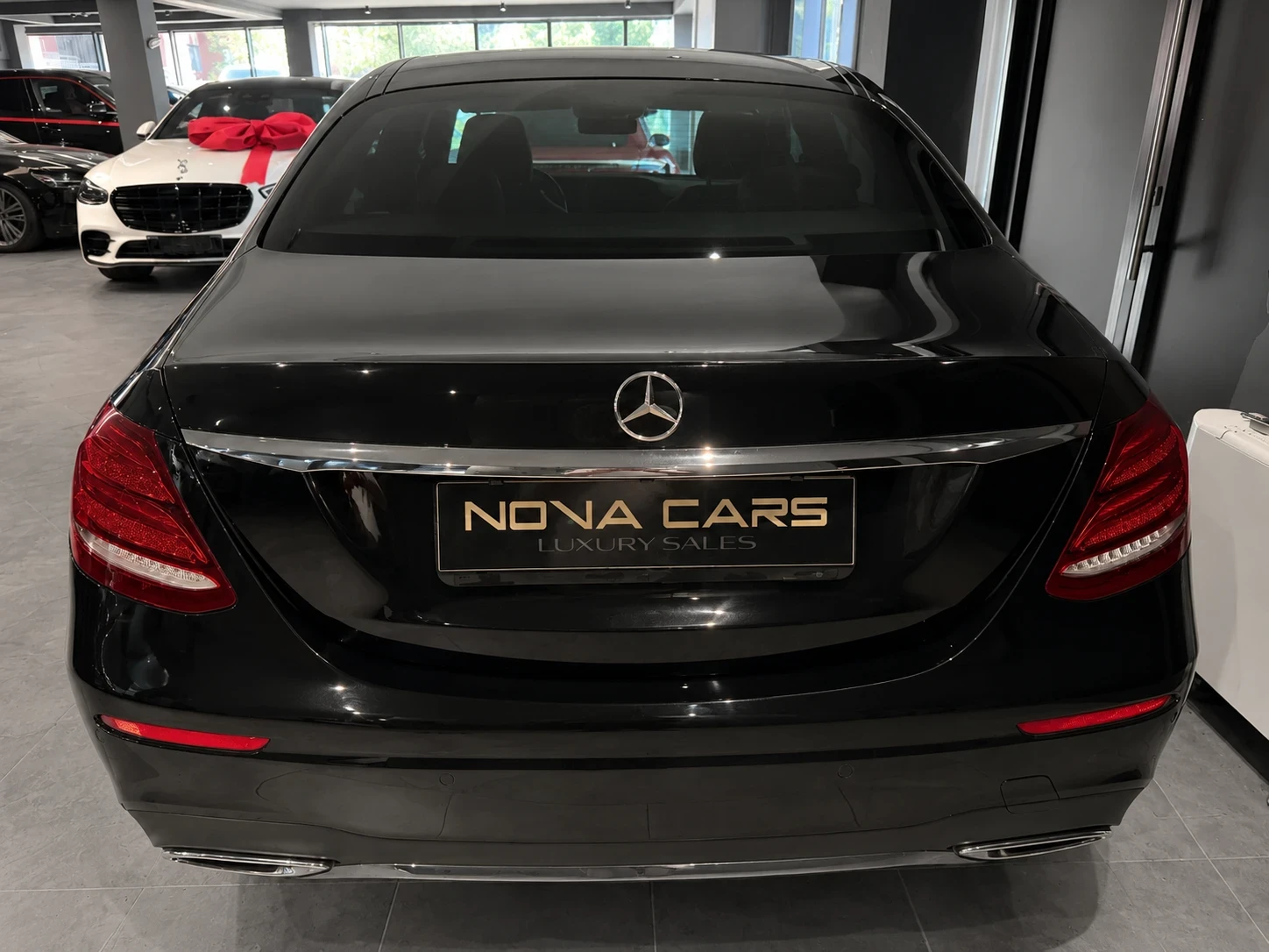 Mercedes-Benz E 220 4M AMG, снимка 3 - Автомобили и джипове - 54790578