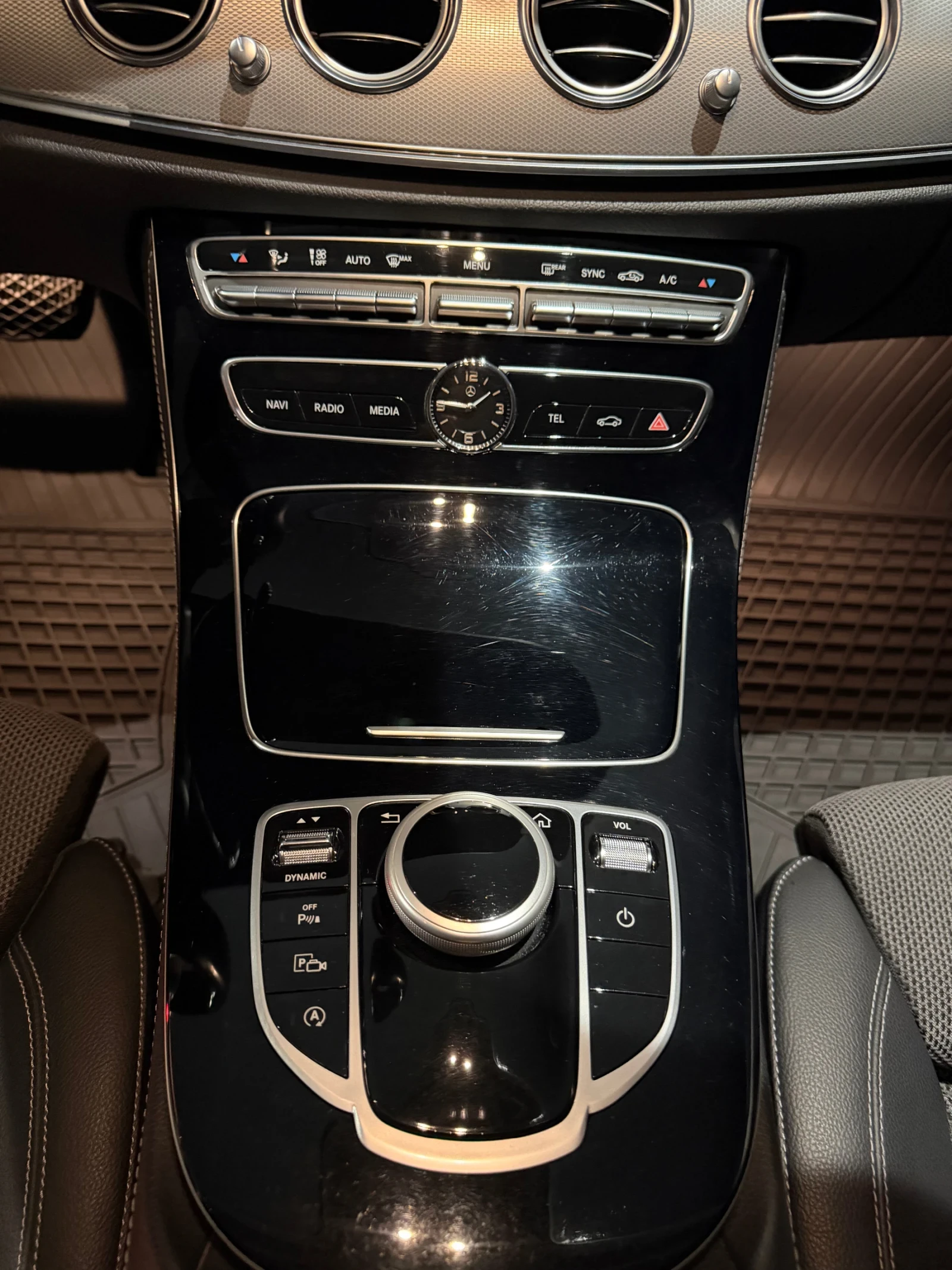 Mercedes-Benz E 220 4M AMG, снимка 12 - Автомобили и джипове - 54790578
