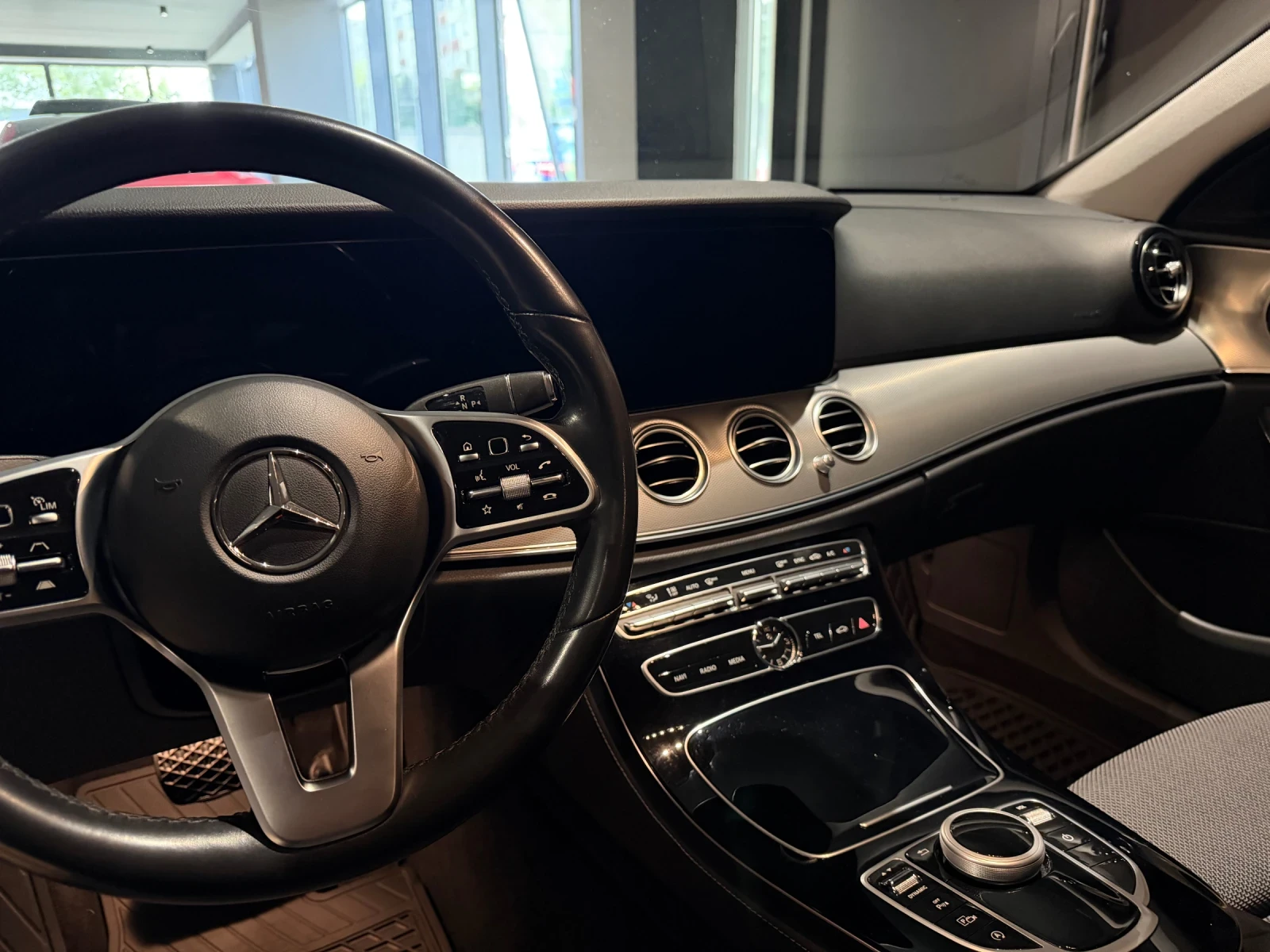 Mercedes-Benz E 220 4M AMG, снимка 11 - Автомобили и джипове - 54790578