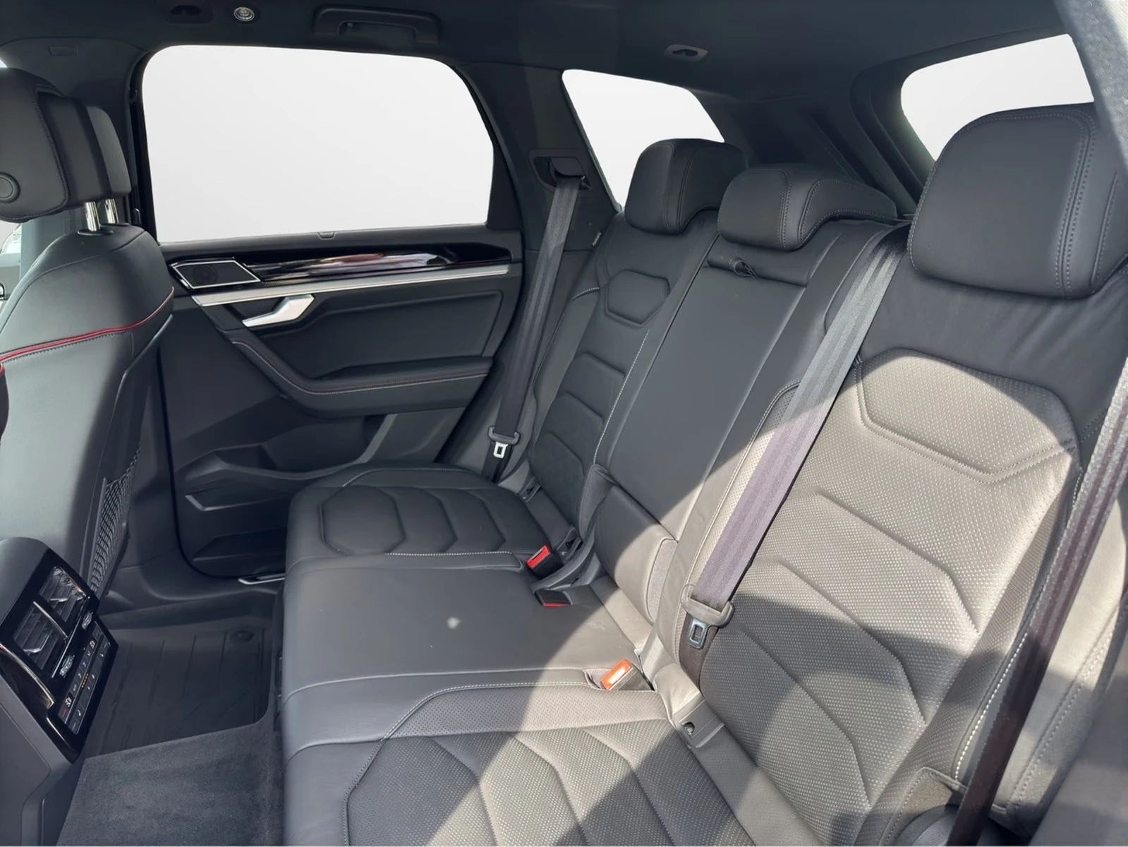 VW Touareg 3.0 TDI 4M R-Line, снимка 10 - Автомобили и джипове - 24724249