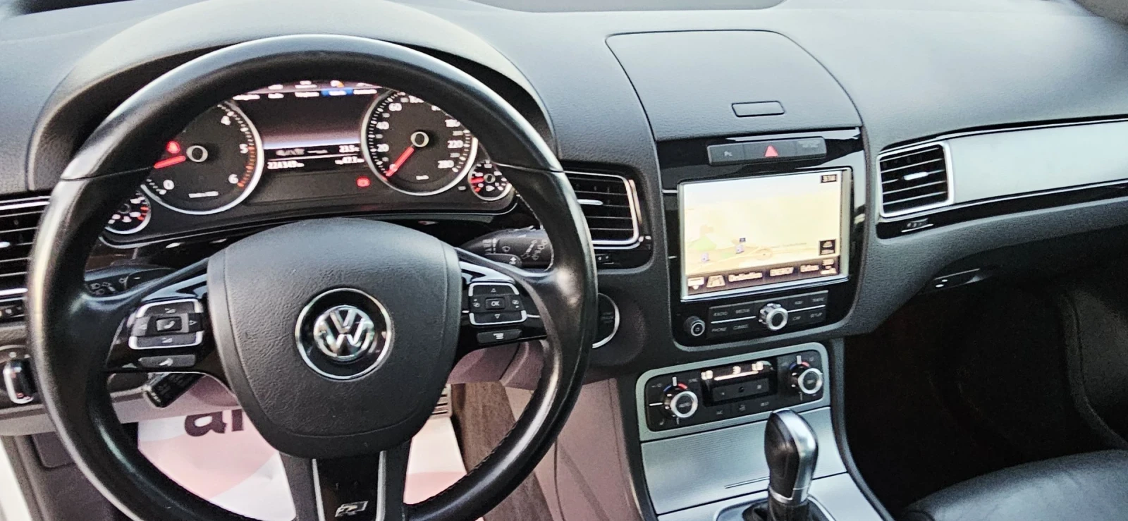 VW Touareg R-LINE* FACE* DISTRONIK* NAVI* PANORAMA, снимка 12 - Автомобили и джипове - 54683782