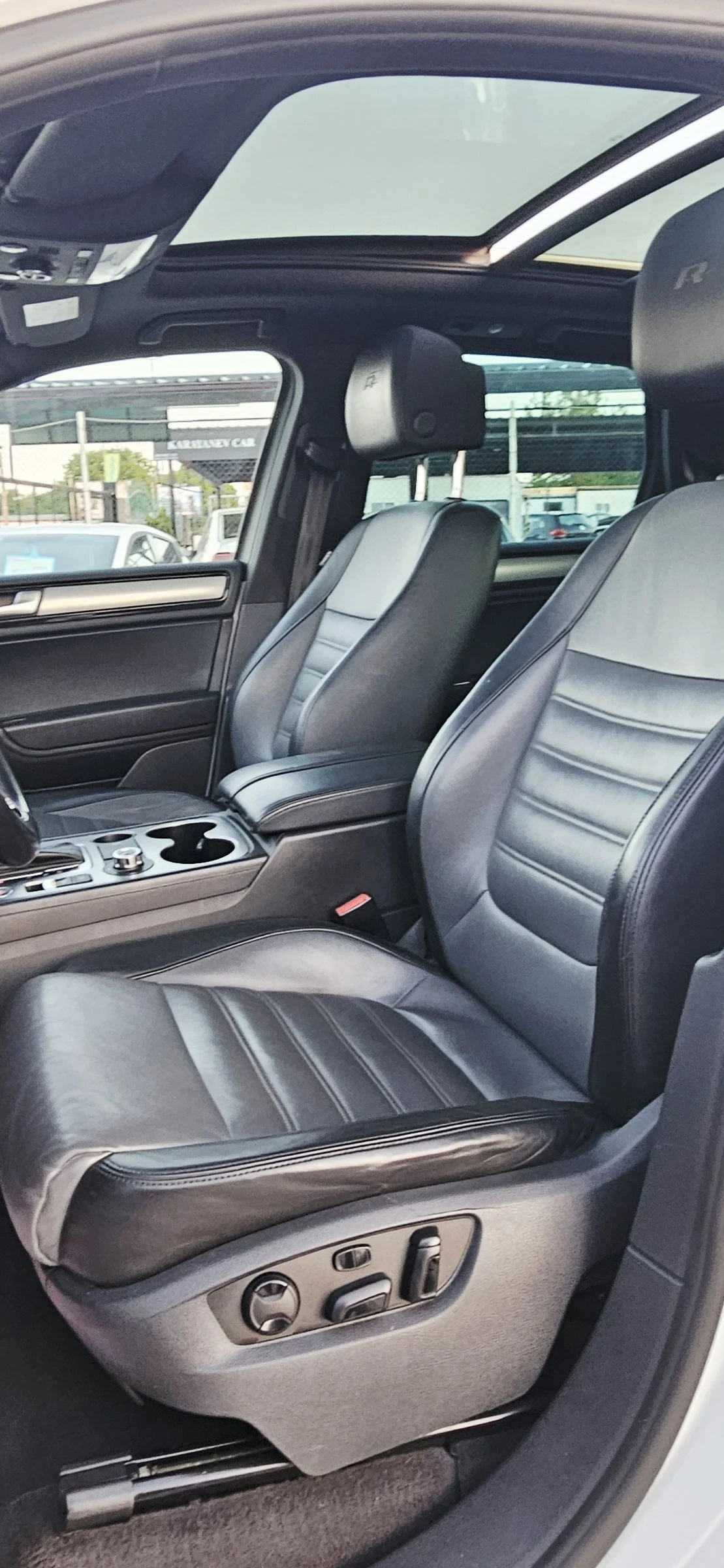 VW Touareg R-LINE* FACE* DISTRONIK* NAVI* PANORAMA, снимка 11 - Автомобили и джипове - 54683782