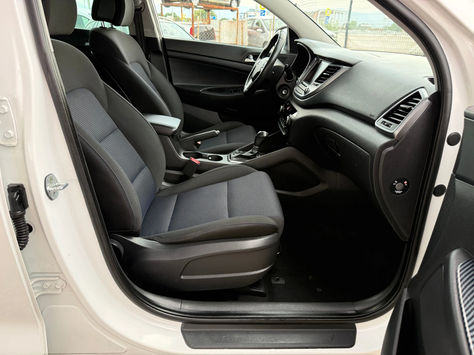 Hyundai Tucson 1.6 i, снимка 14 - Автомобили и джипове - 55326116