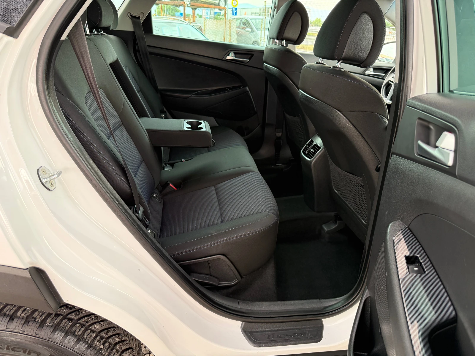Hyundai Tucson 1.6 i, снимка 12 - Автомобили и джипове - 55326116