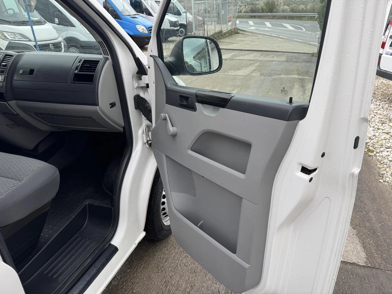 VW Transporter ХЛАДИЛЕН, снимка 13 - Бусове и автобуси - 54056523