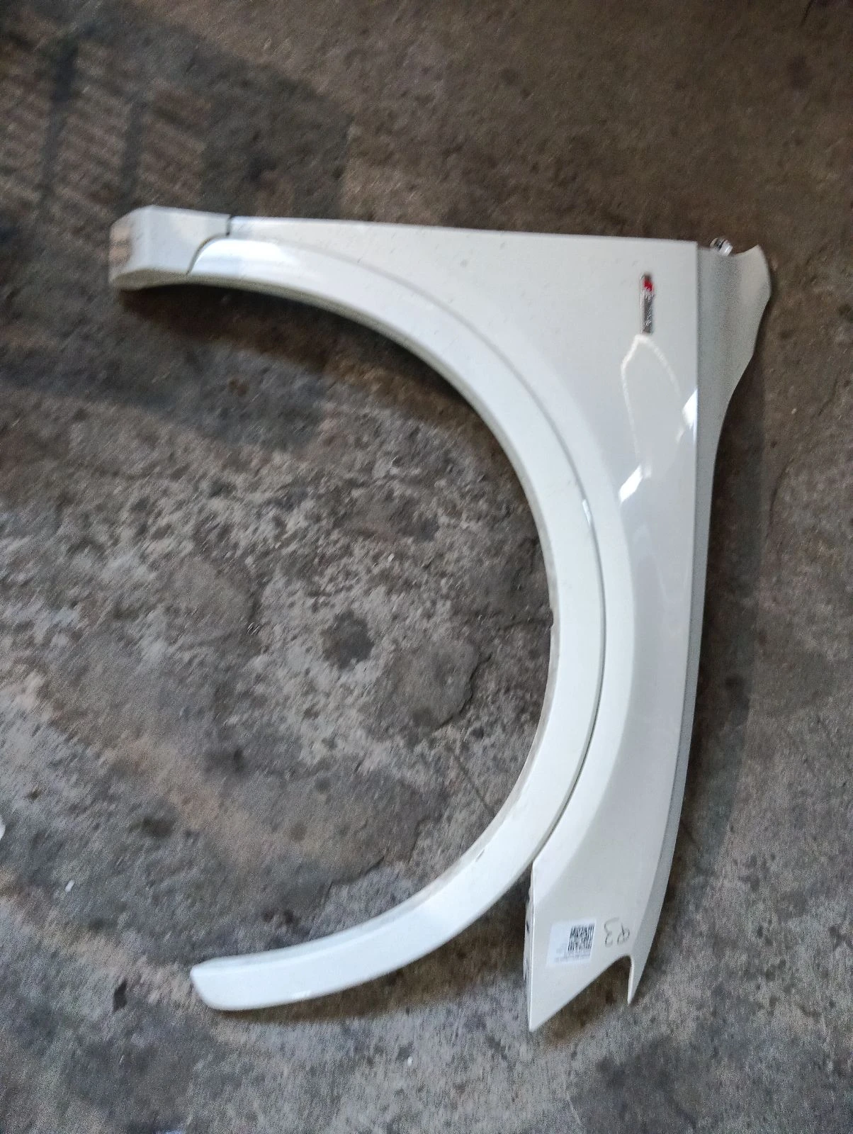 калник десен с вежда бял 8U0821468A Audi Q3