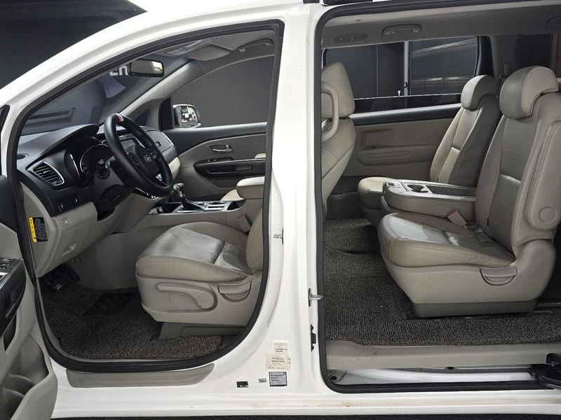 Kia Carnival 11-Seater Deluxe| 199к.с., снимка 12 - Автомобили и джипове - 56165012