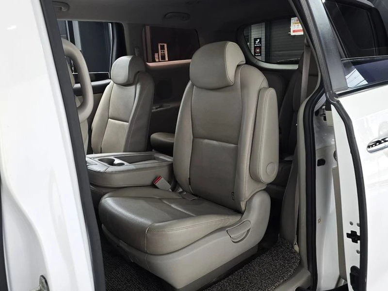 Kia Carnival 11-Seater Deluxe| 199к.с., снимка 11 - Автомобили и джипове - 56165012