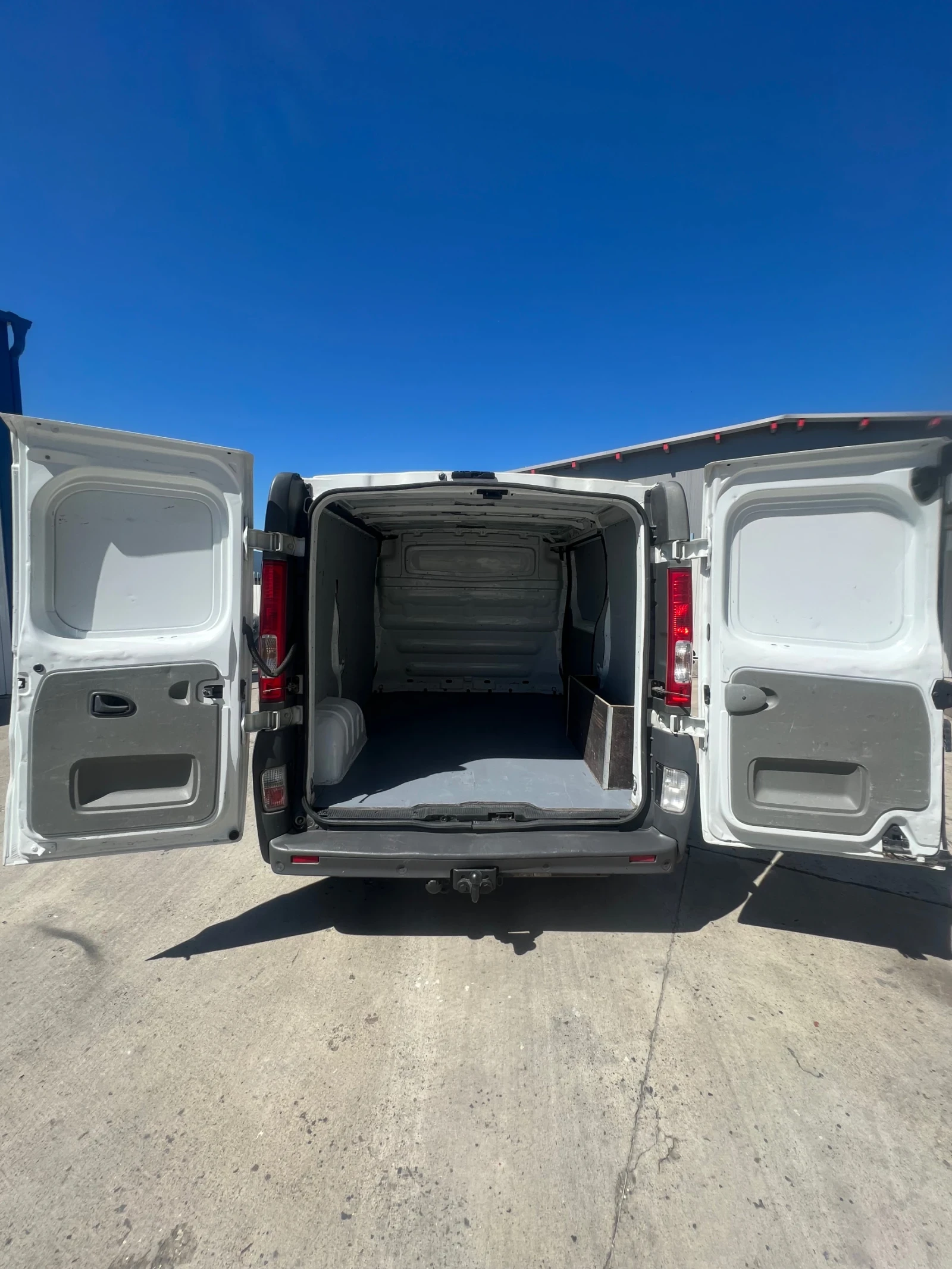 Renault Trafic 2014 година / Всички екстри / 115к.с, снимка 10 - Бусове и автобуси - 54719026