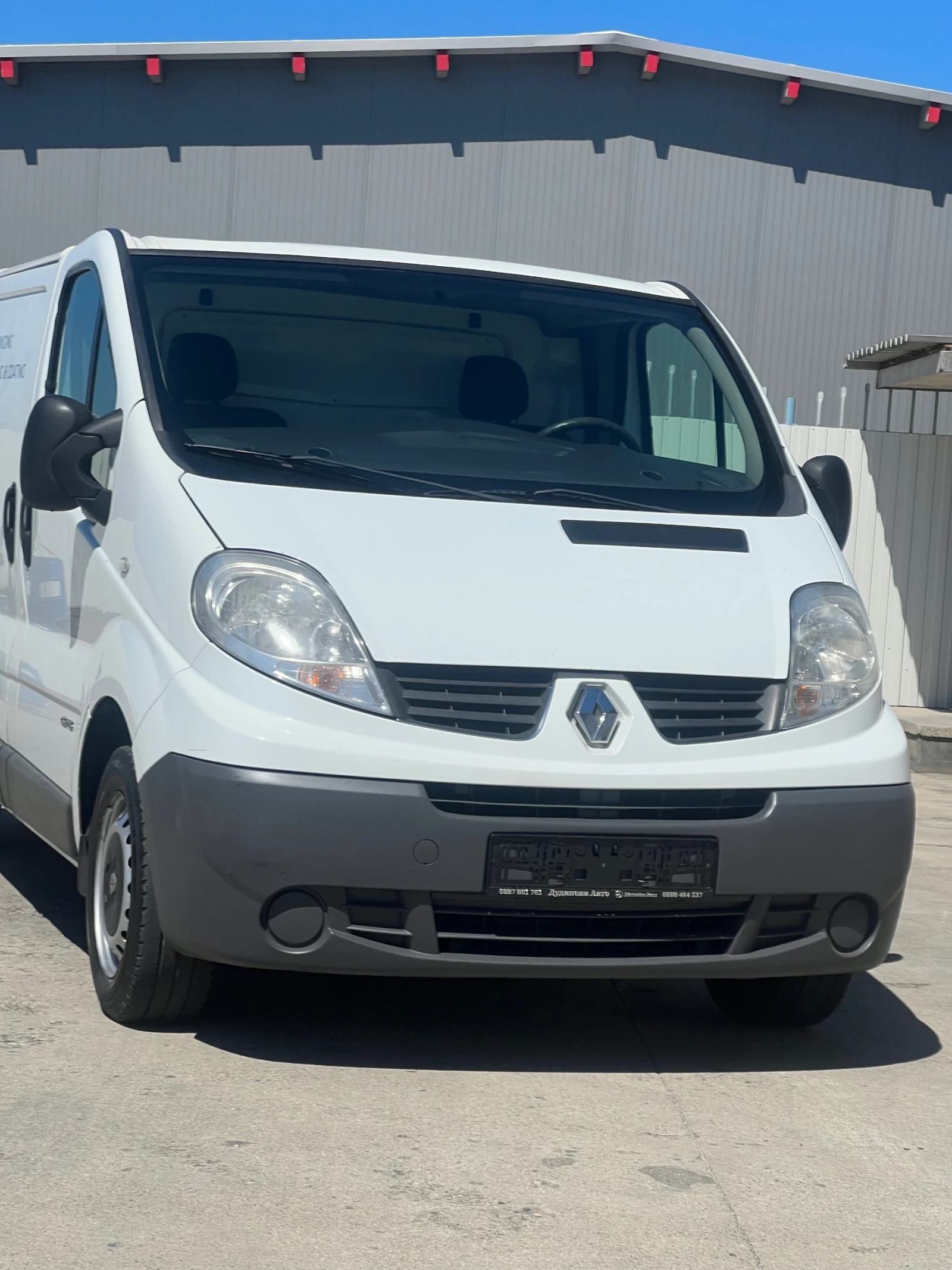 Renault Trafic 2014 година / Всички екстри / 115к.с, снимка 2 - Бусове и автобуси - 54719026