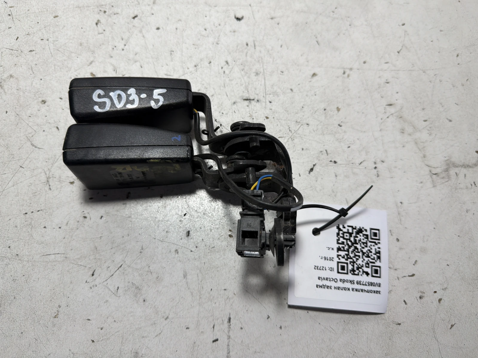 закопчалка колан задна 8V0857739 Skoda Octavia