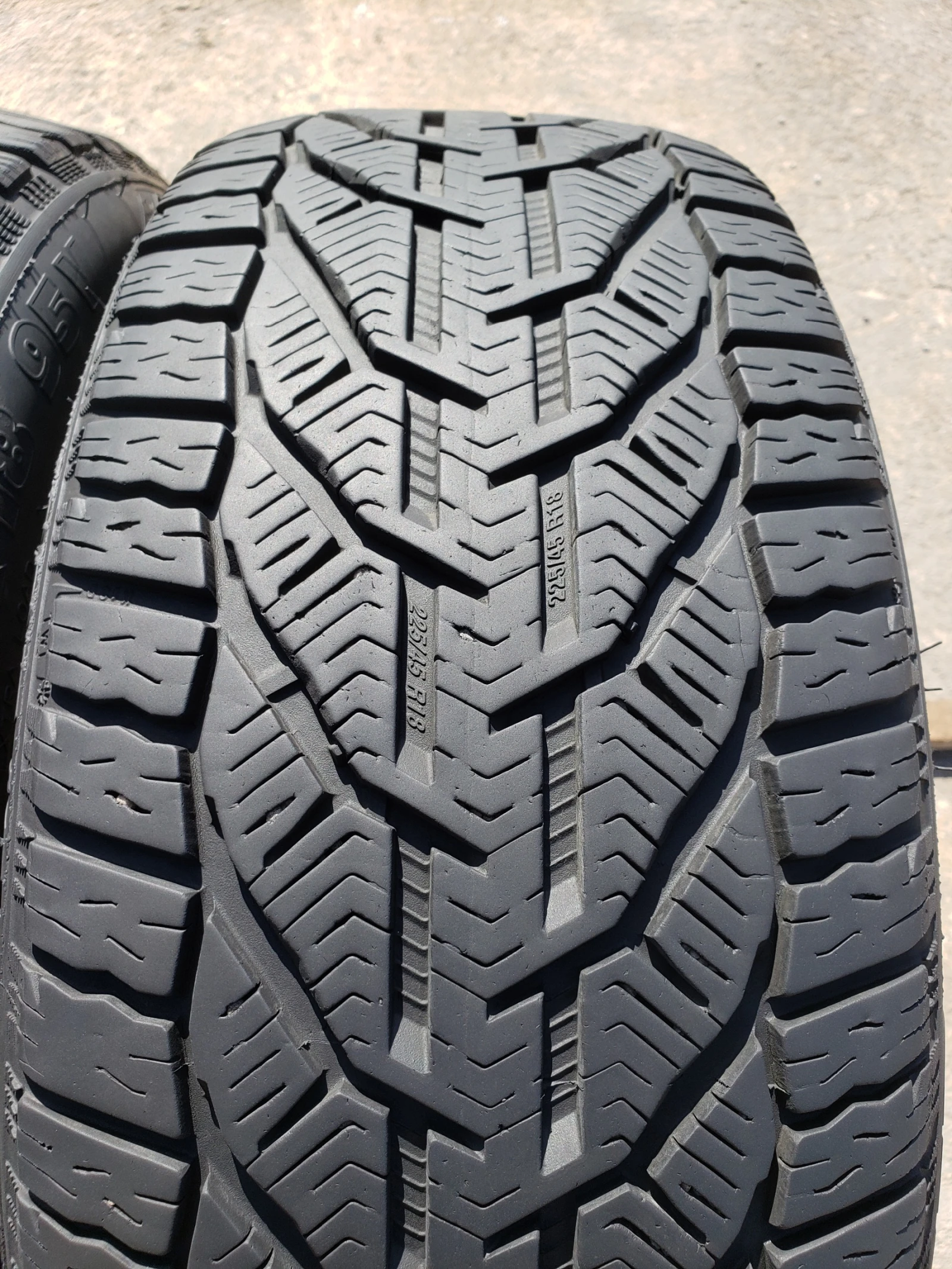 Гуми Зимни 225/45R18