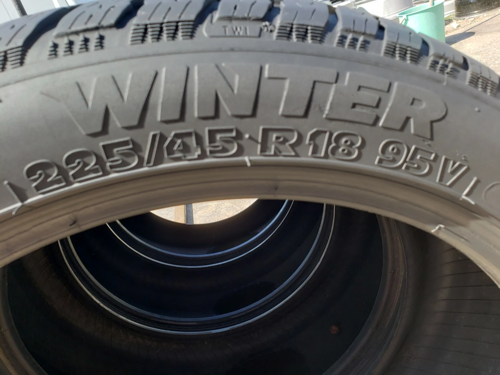 Гуми Зимни 225/45R18, снимка 6 - Гуми и джанти - 56129991