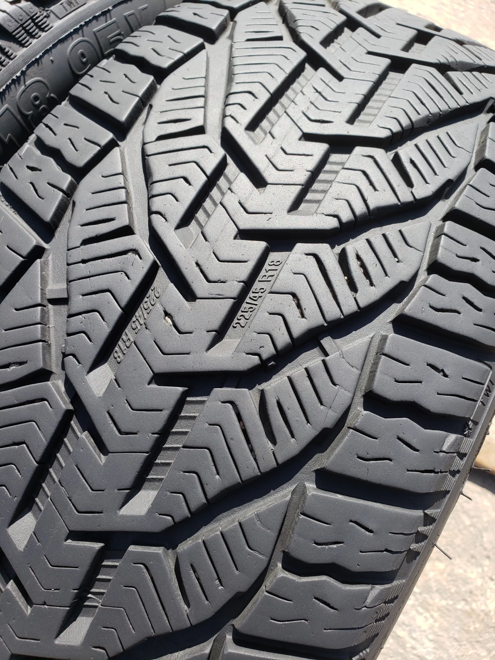 Гуми Зимни 225/45R18, снимка 5 - Гуми и джанти - 56129991
