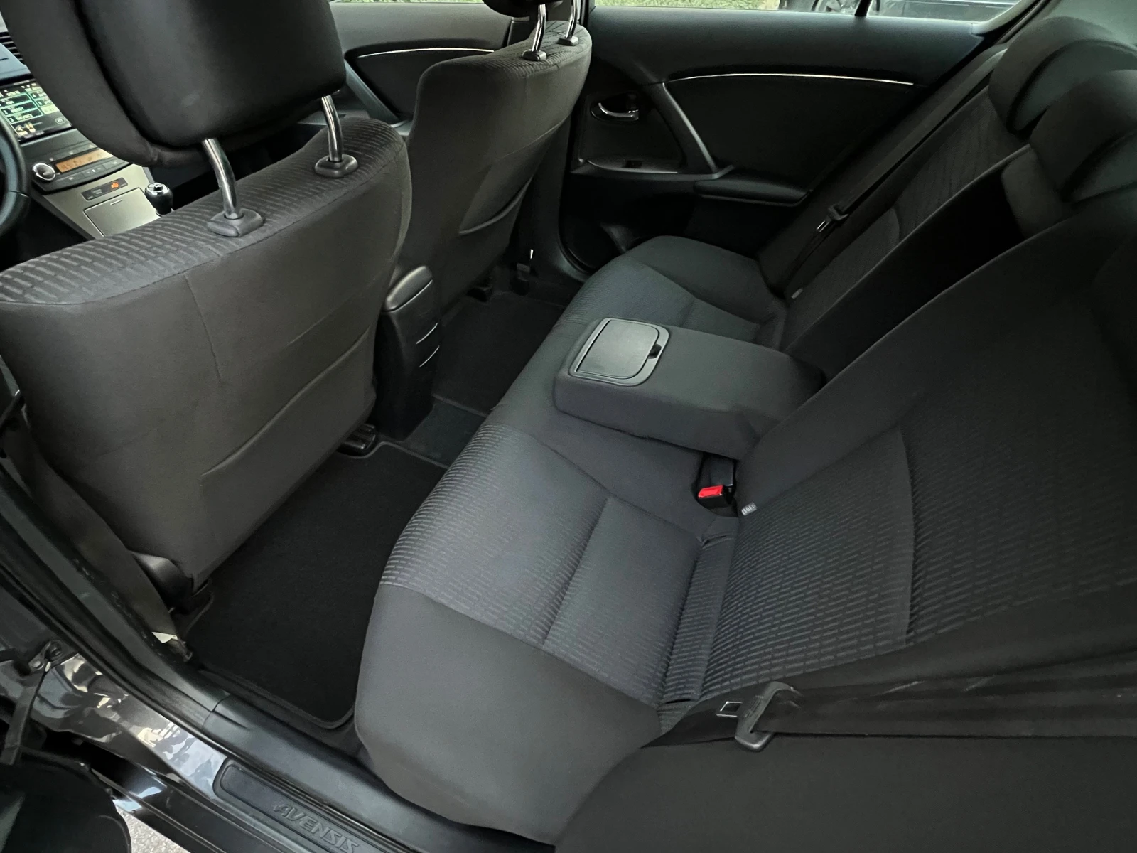 Toyota Avensis 2.0 D4D 126к.с. СЕДАН , снимка 12 - Автомобили и джипове - 53753653