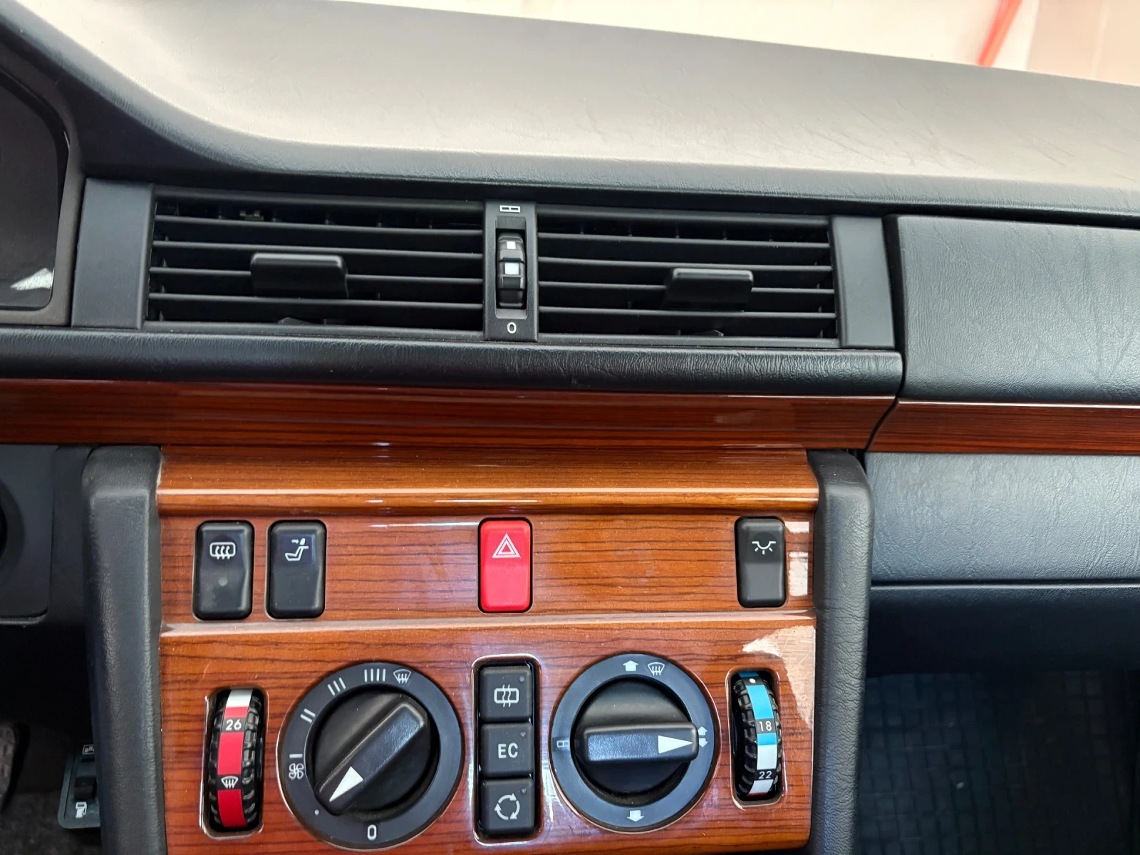 Mercedes-Benz E 200, снимка 8 - Автомобили и джипове - 54915433