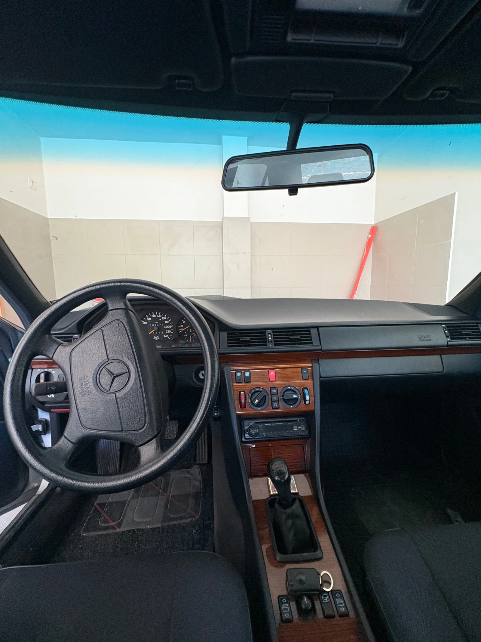 Mercedes-Benz E 200, снимка 2 - Автомобили и джипове - 54915433