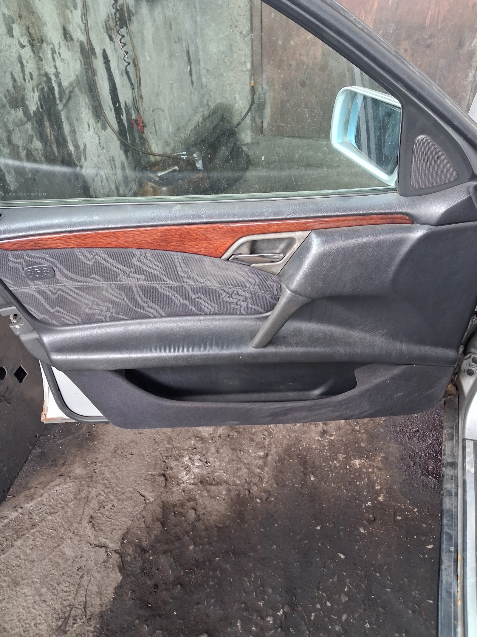 Mercedes-Benz E 220, снимка 10 - Автомобили и джипове - 55670268
