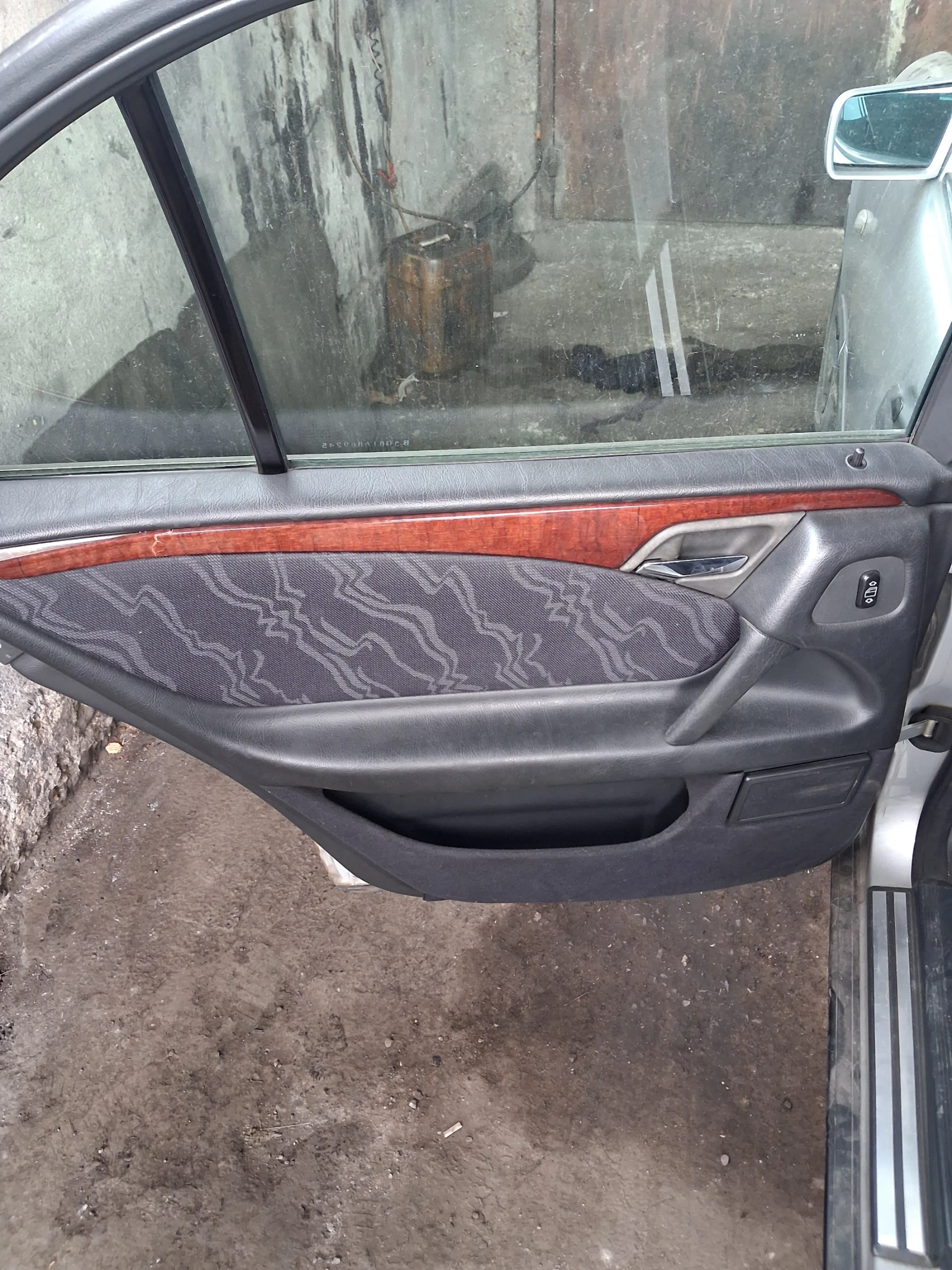 Mercedes-Benz E 220, снимка 9 - Автомобили и джипове - 55670268
