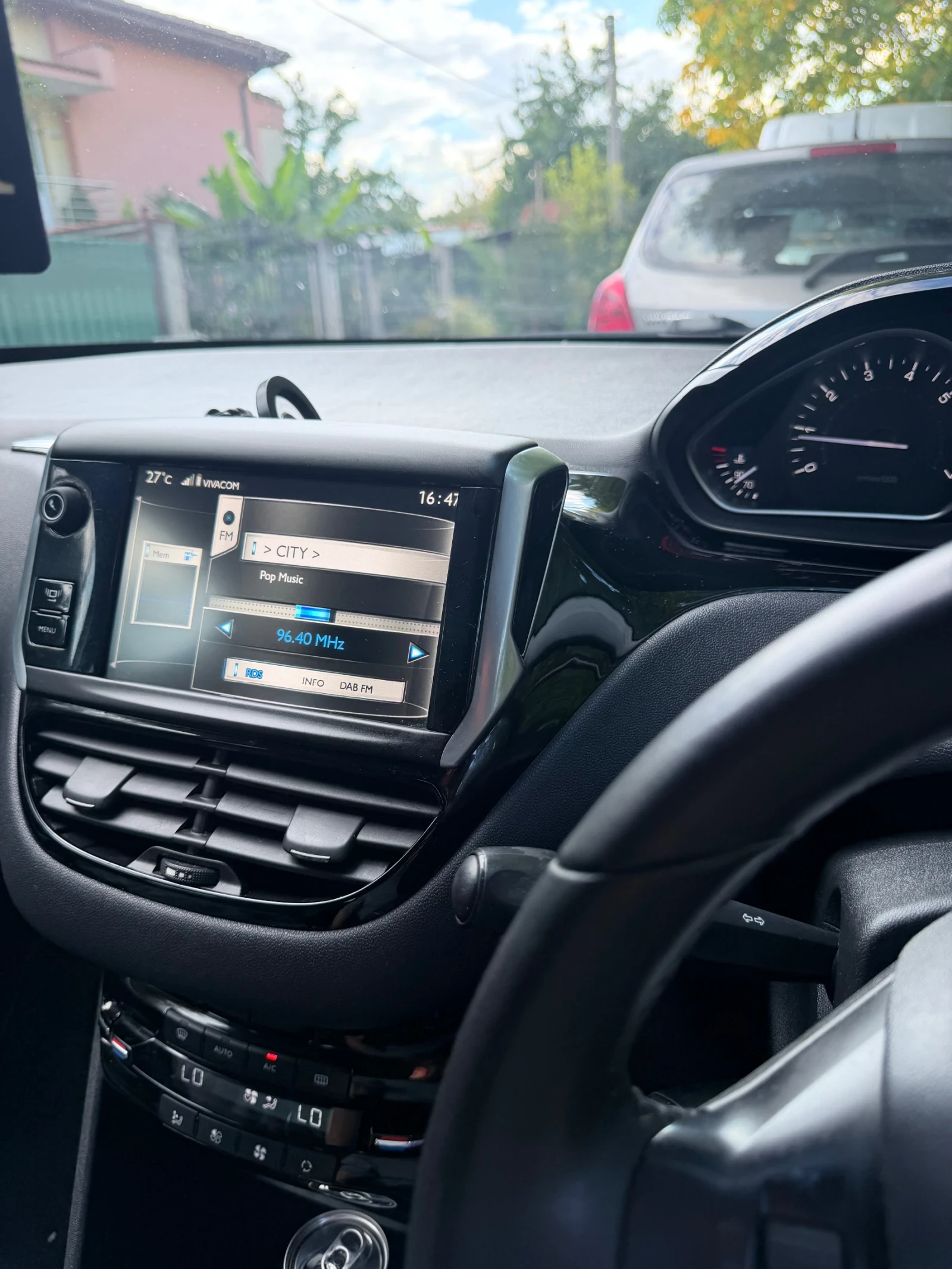 Peugeot 208, снимка 2 - Автомобили и джипове - 56530745