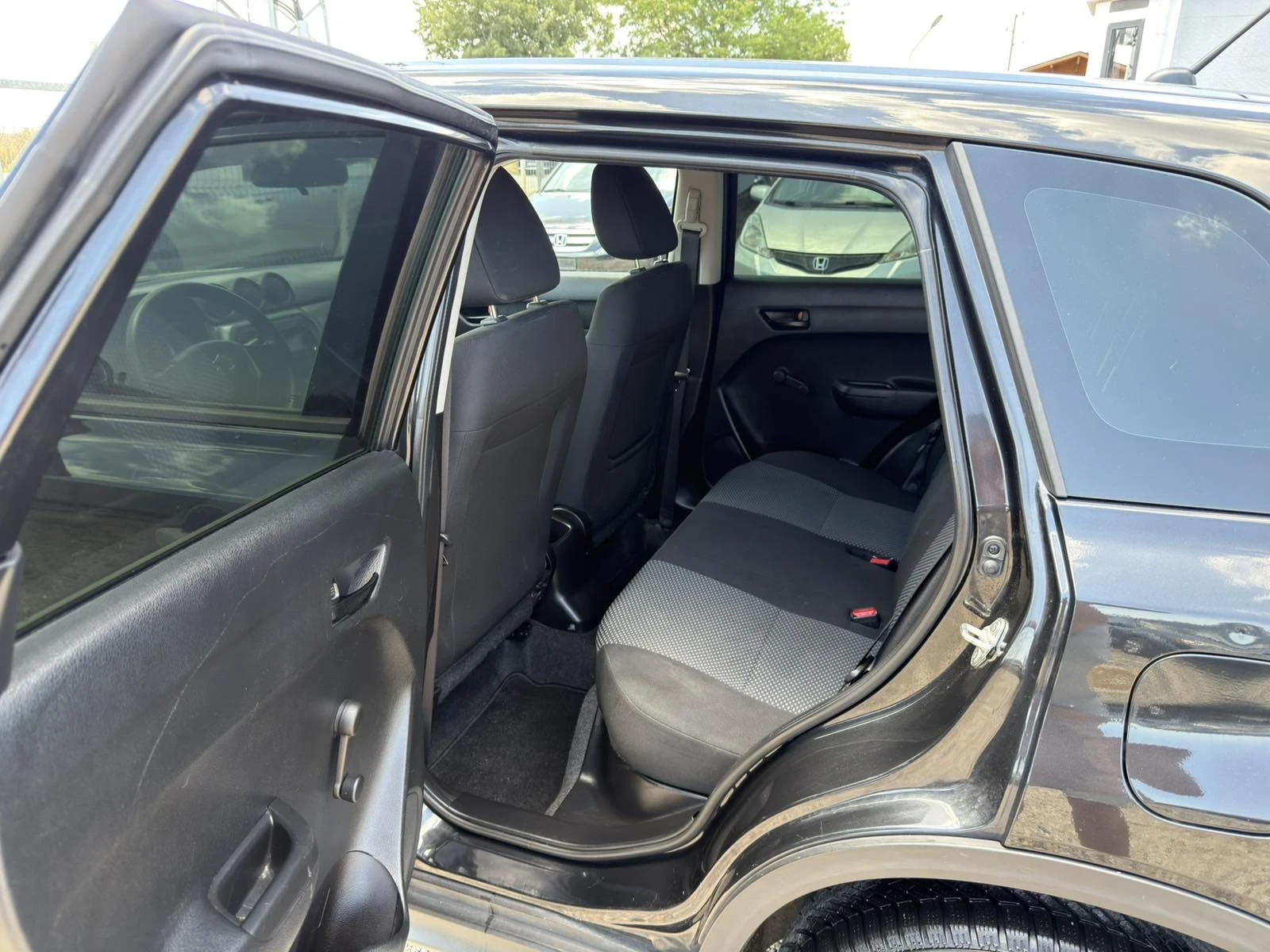 Suzuki Vitara 1.6i, снимка 15 - Автомобили и джипове - 55071144