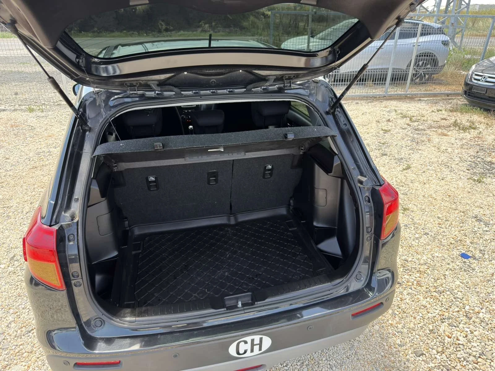 Suzuki Vitara 1.6i, снимка 8 - Автомобили и джипове - 55071144