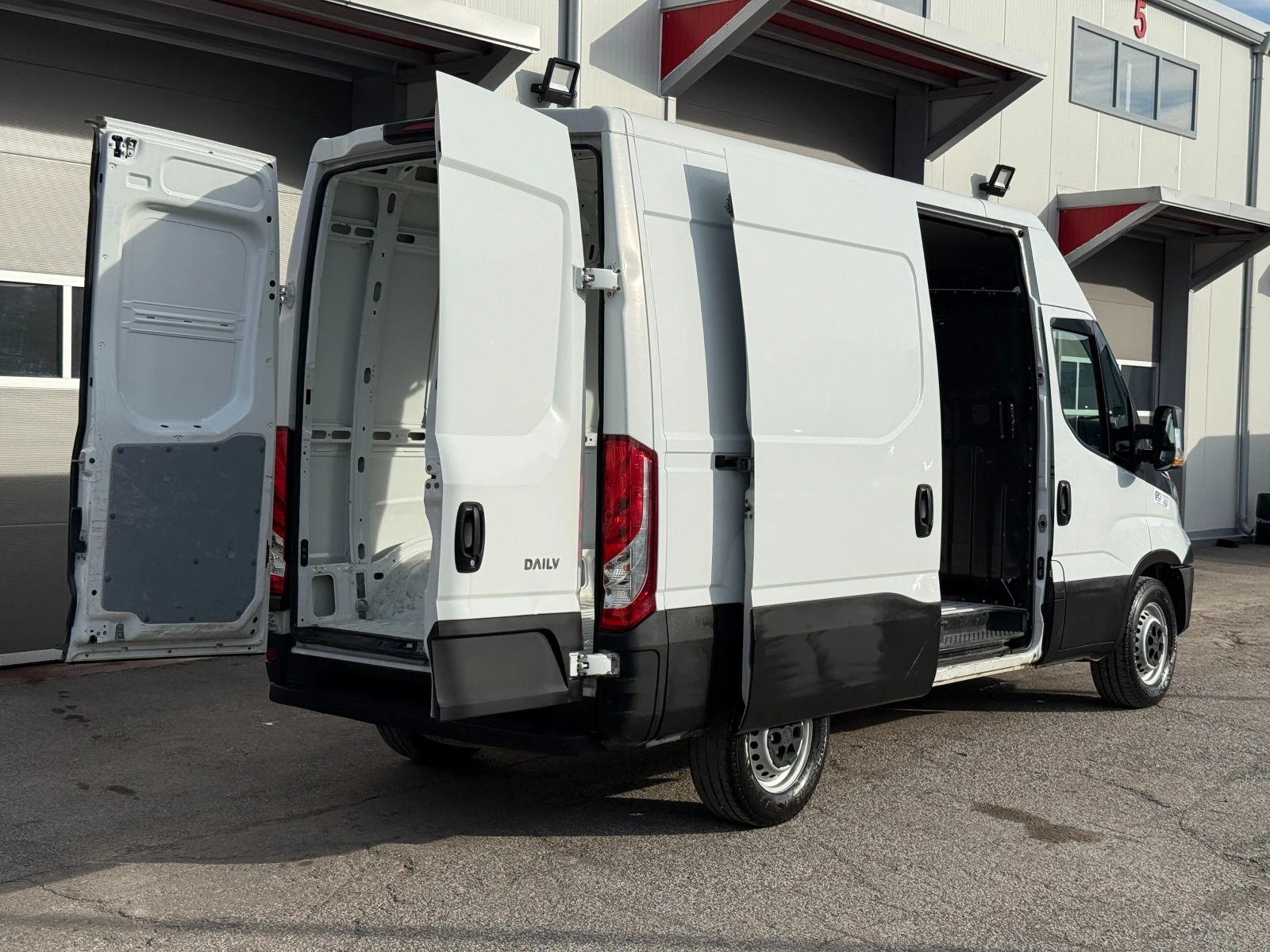 Iveco Daily 2.3 , снимка 5 - Бусове и автобуси - 54118818