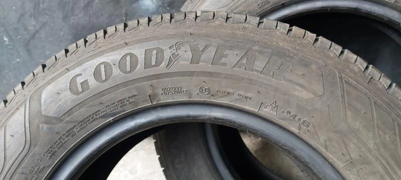 Гуми Зимни 215/65R15, снимка 6 - Гуми и джанти - 35606944