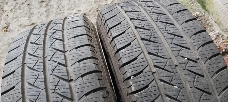 Гуми Зимни 215/65R15, снимка 2 - Гуми и джанти - 35606944