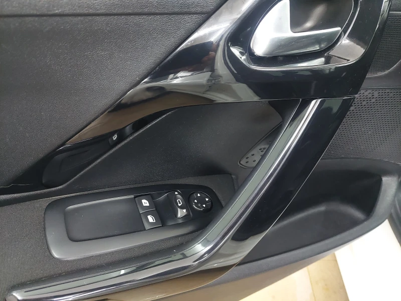 Peugeot 208 1.6 hdi, снимка 11 - Автомобили и джипове - 53576101