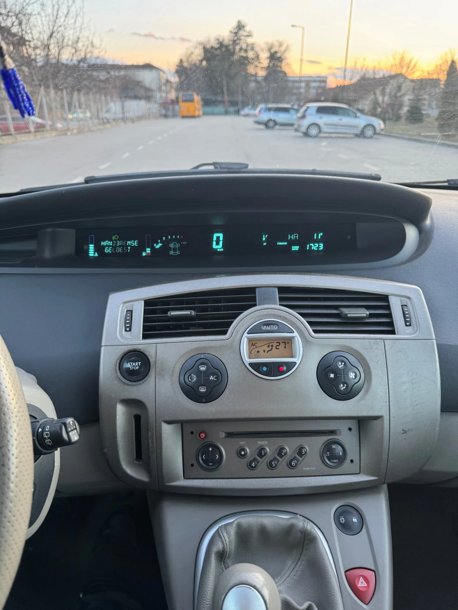 Renault Scenic, снимка 10 - Автомобили и джипове - 55408607