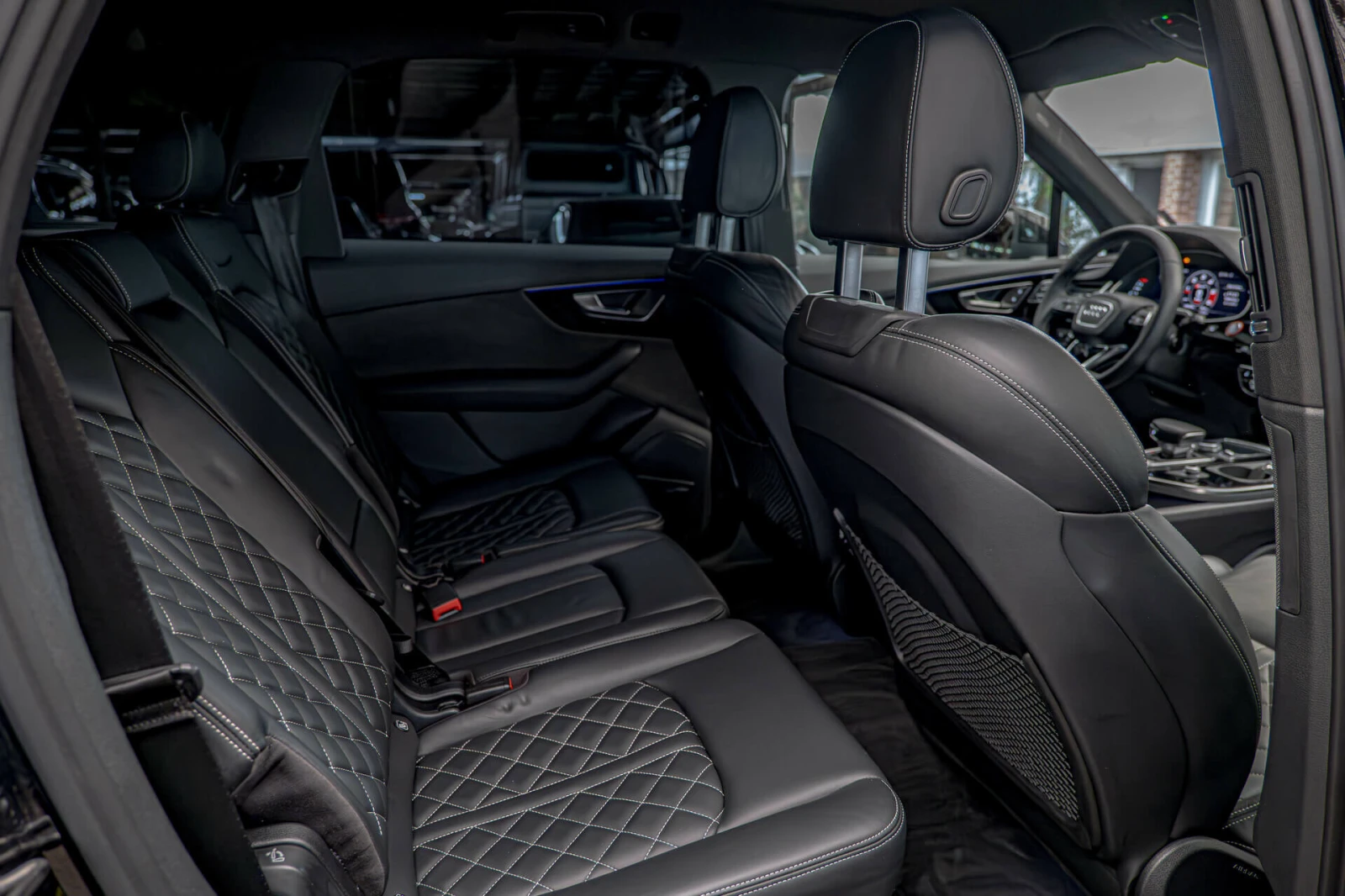 Audi SQ7 4.0TDI/BOSE/Камера360/Амбиент + / - изображение 10