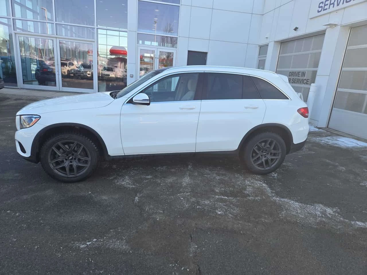 Mercedes-Benz GLC * 300 * CARFAX * ДВА КЛЮЧА * ПАНО, снимка 2 - Автомобили и джипове - 53728696