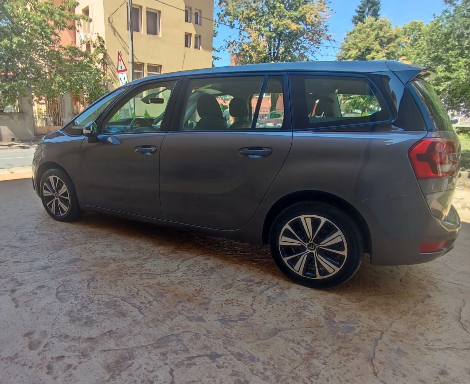 Citroen Grand C4 Picasso 1.6 Bluehdi AUTOMATIC  - изображение 2