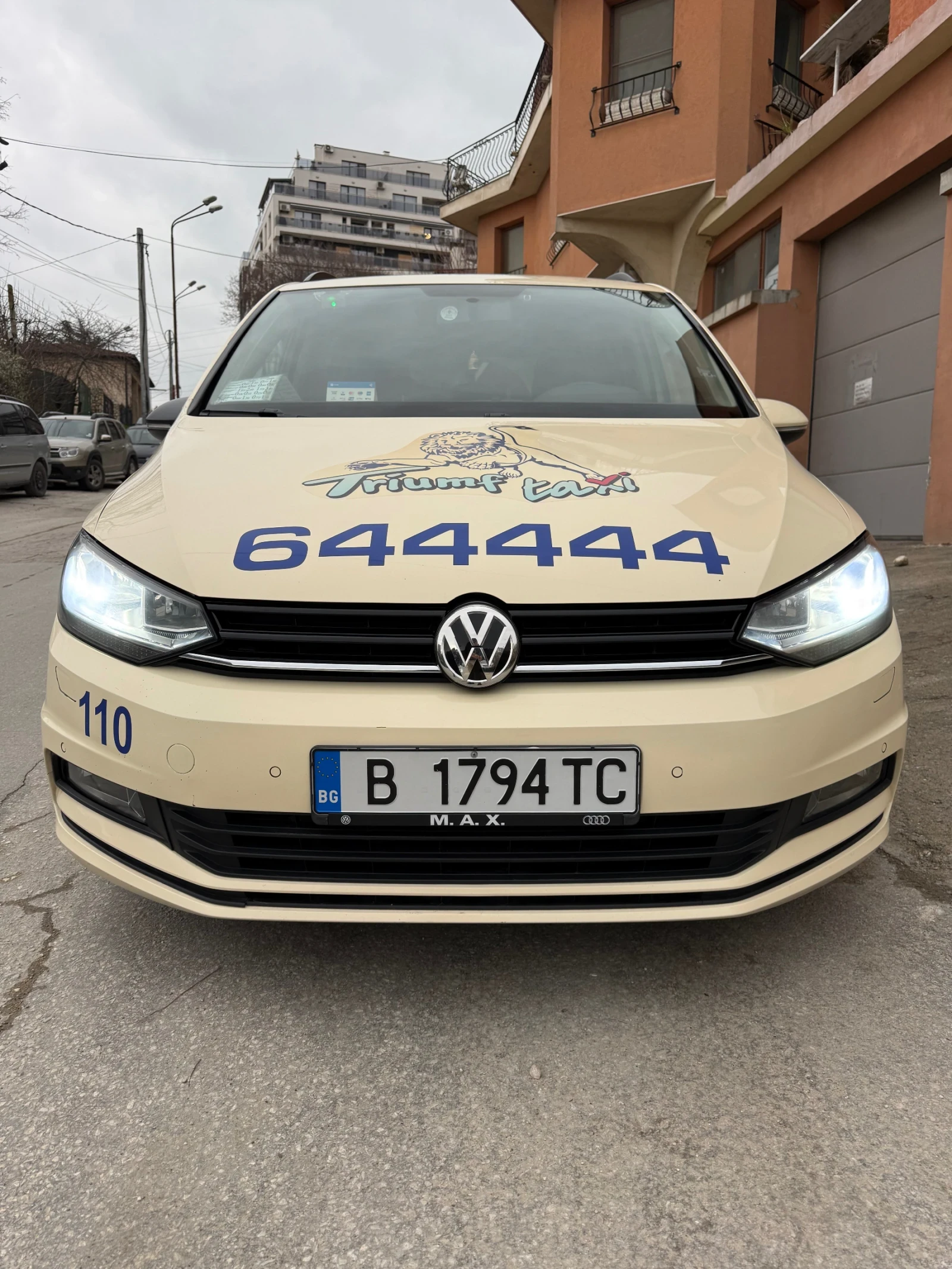 VW Touran 2.0 TDI, снимка 17 - Автомобили и джипове - 54033604