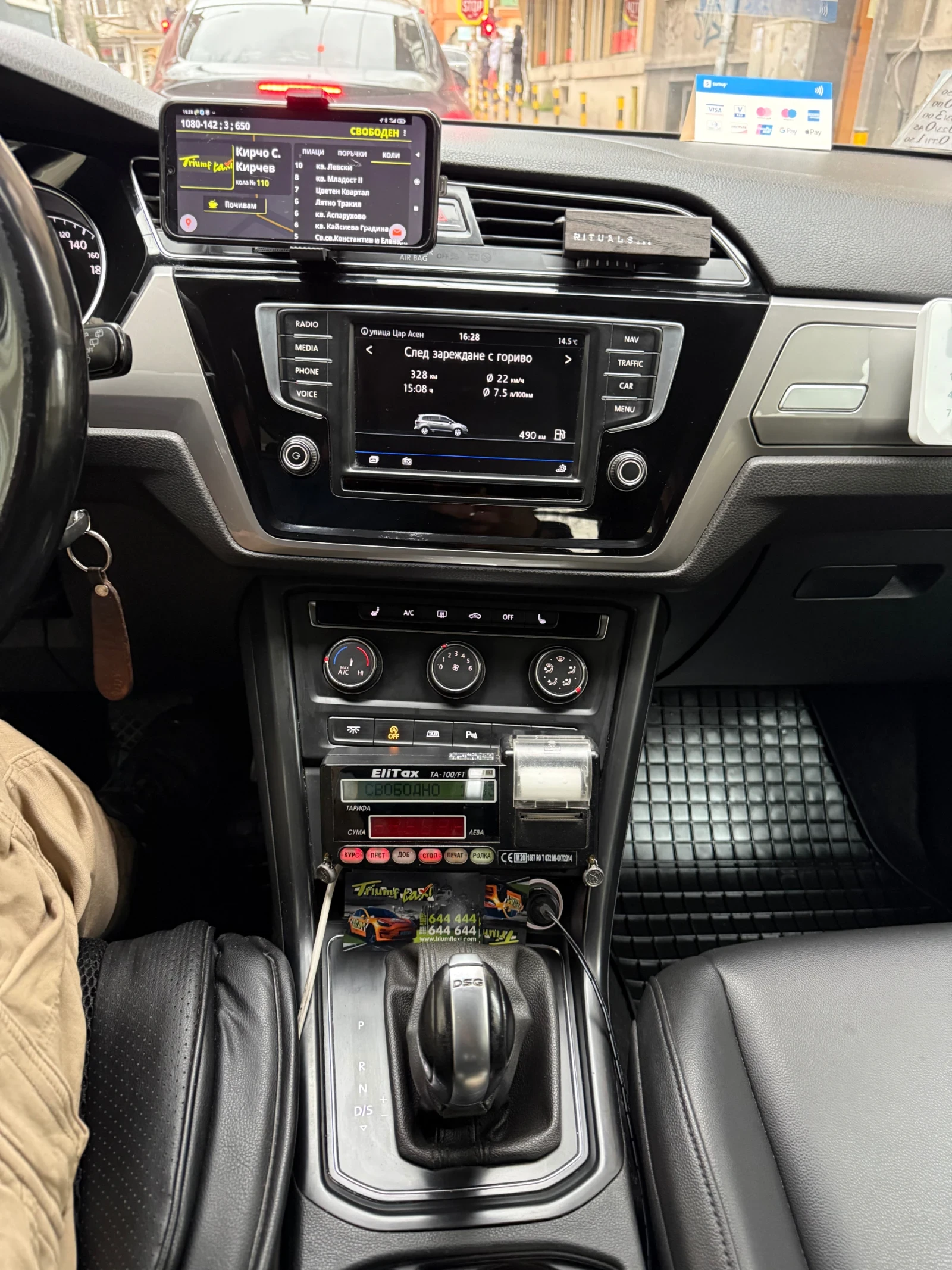 VW Touran 2.0 TDI, снимка 14 - Автомобили и джипове - 54033604