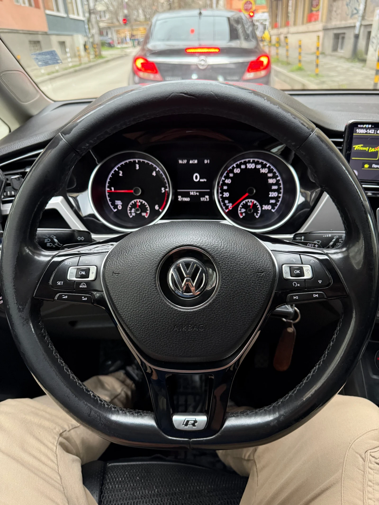 VW Touran 2.0 TDI, снимка 15 - Автомобили и джипове - 54033604